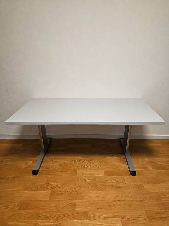 Bureaux: Tisch hellgrau Metallgestell Breite 120cm H.71cm – D'occasion à Zollikofen par Lexxy