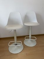 2 weisse Barhocker