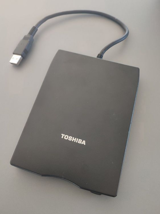 Toshiba USB PA3109U-1FDD Externes Floppy Diskettenlaufwerk (Defekt) in ...