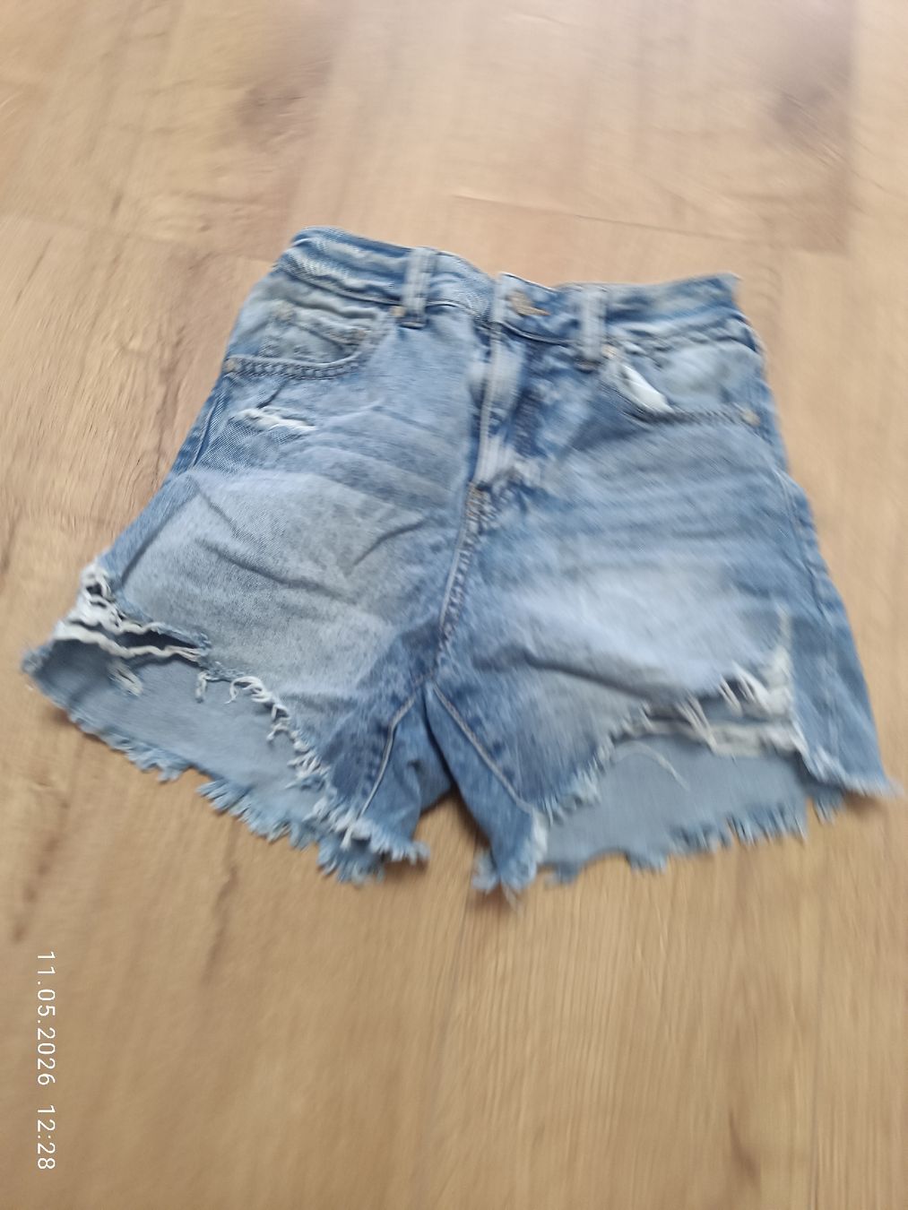 Pantaloni: Jeans Shorts, destroyed Look – Usato da Ilanz venduto da Secnd_hand