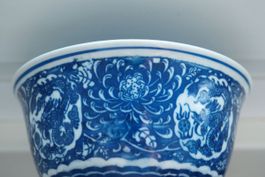 Kleine chinesische Tasse in Blau-Weiss