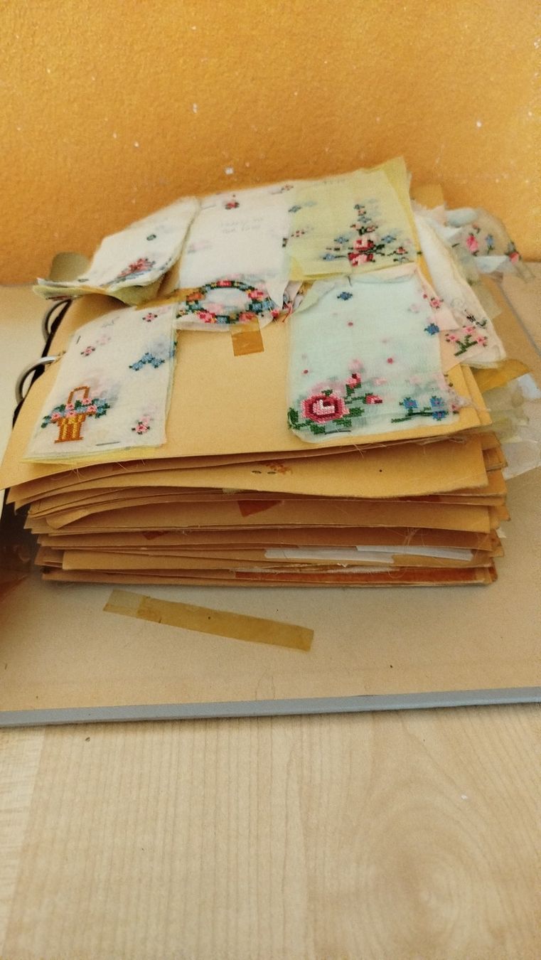 Tessuti: Stickereien Musterbuch – Usato da Kirchberg SG venduto da Solero04 4