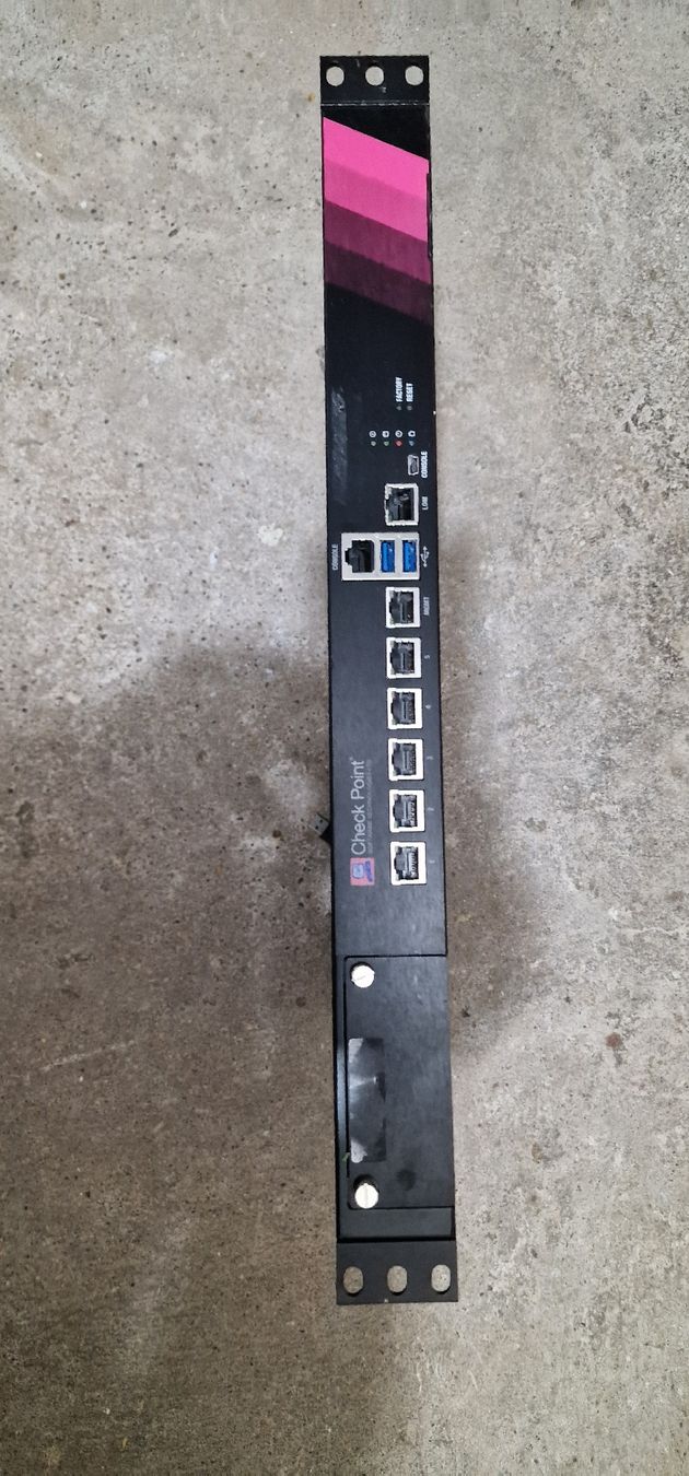 Firewall: CHECK POINT PB-20 5 PORT Firewall, SECURITY GATEWAY – Usato da Gerlafingen venduto da dulifuli