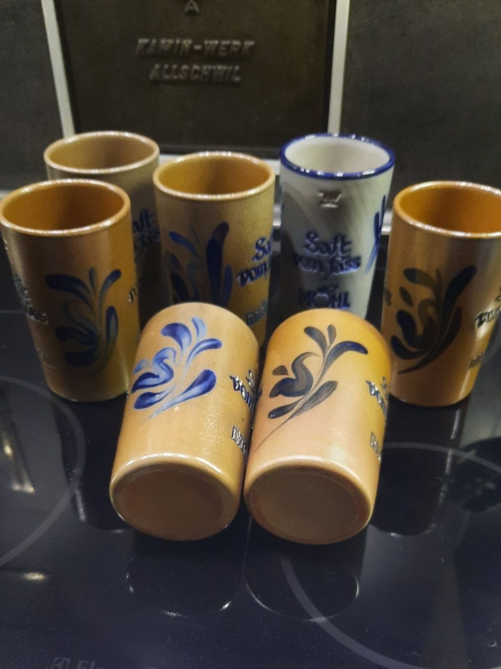 Geschirrsets: 7 Originale Steingut Becher "Saft vom Fass" – Gebraucht aus Hinwil von Zom