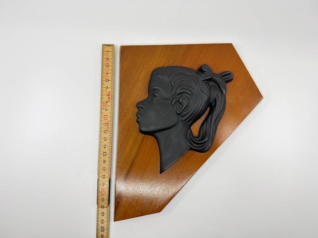 Foto & Immagini: Relief Wandbild Mädchenprofil auf Holz, 1960er – Usato da Winterthur venduto da Anto-Bella 1