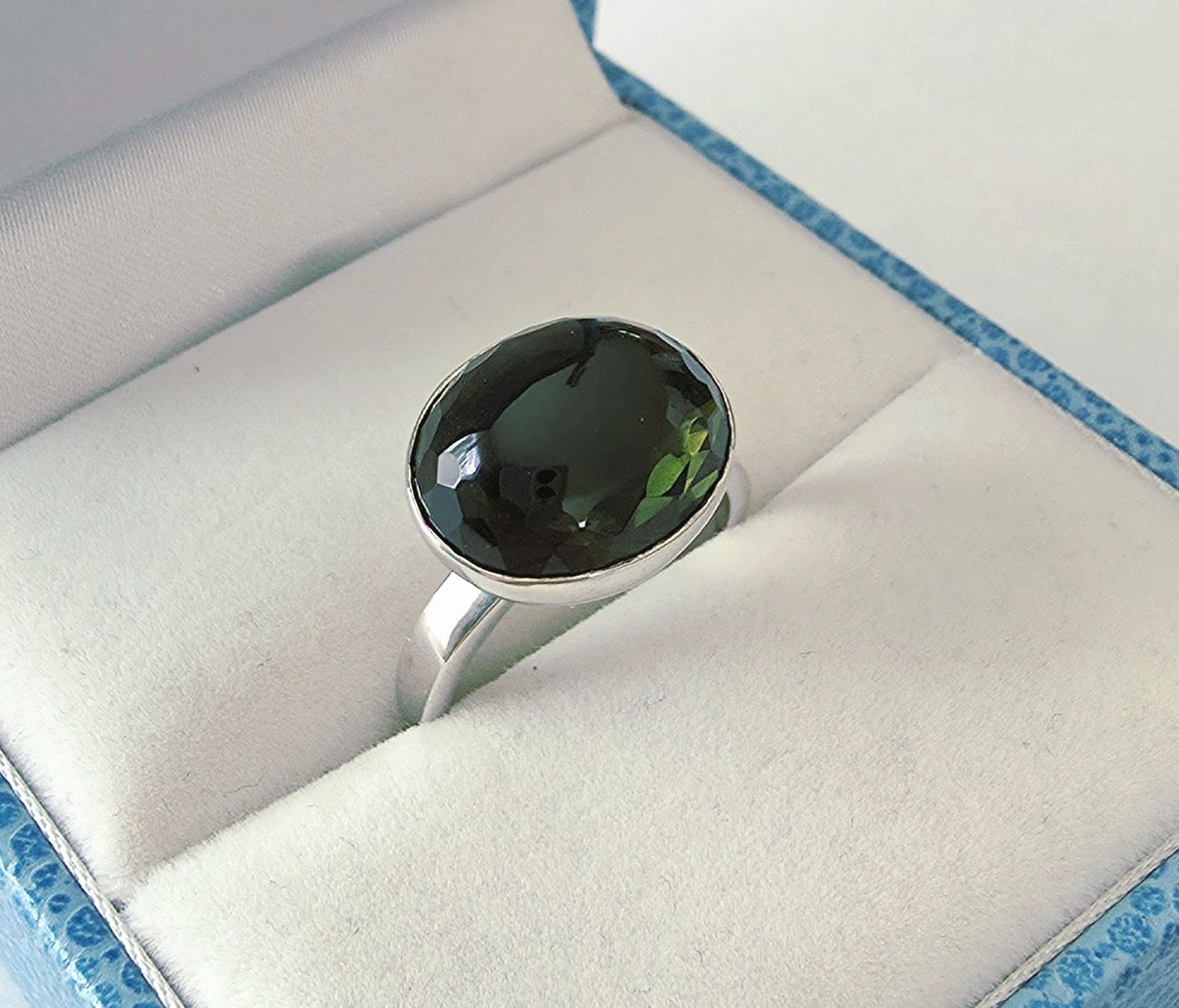 Anelli: Edler Silber Ring 925 mit Ovaler Moldvit-Kristall  - Neu – Nuovo e nell'imballaggio originale da Uetikon am See venduto da Coralreef