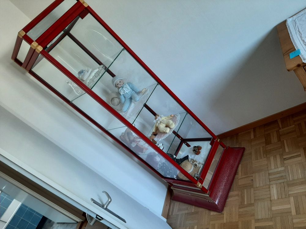 Wand Vitrine VM3022T-BOP – Glasvitrine Mit Holzsockel, Goldene Arabesken