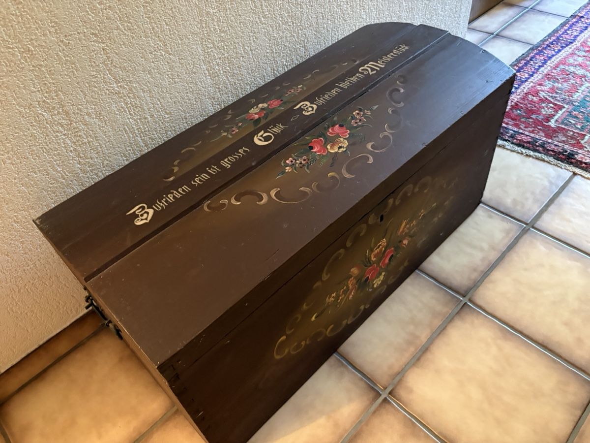 Truhen: Truhe bemalt mit Spruch und Blumen – Gebraucht aus Boswil von P18