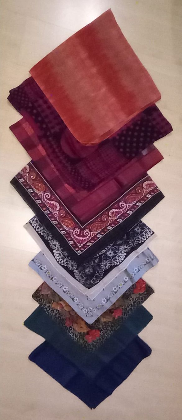 Foulard & Sciarpe: 9 STK DIVERSE FOULARD - QUADRATISCH – Usato da Huttwil venduto da Kunterbuntli