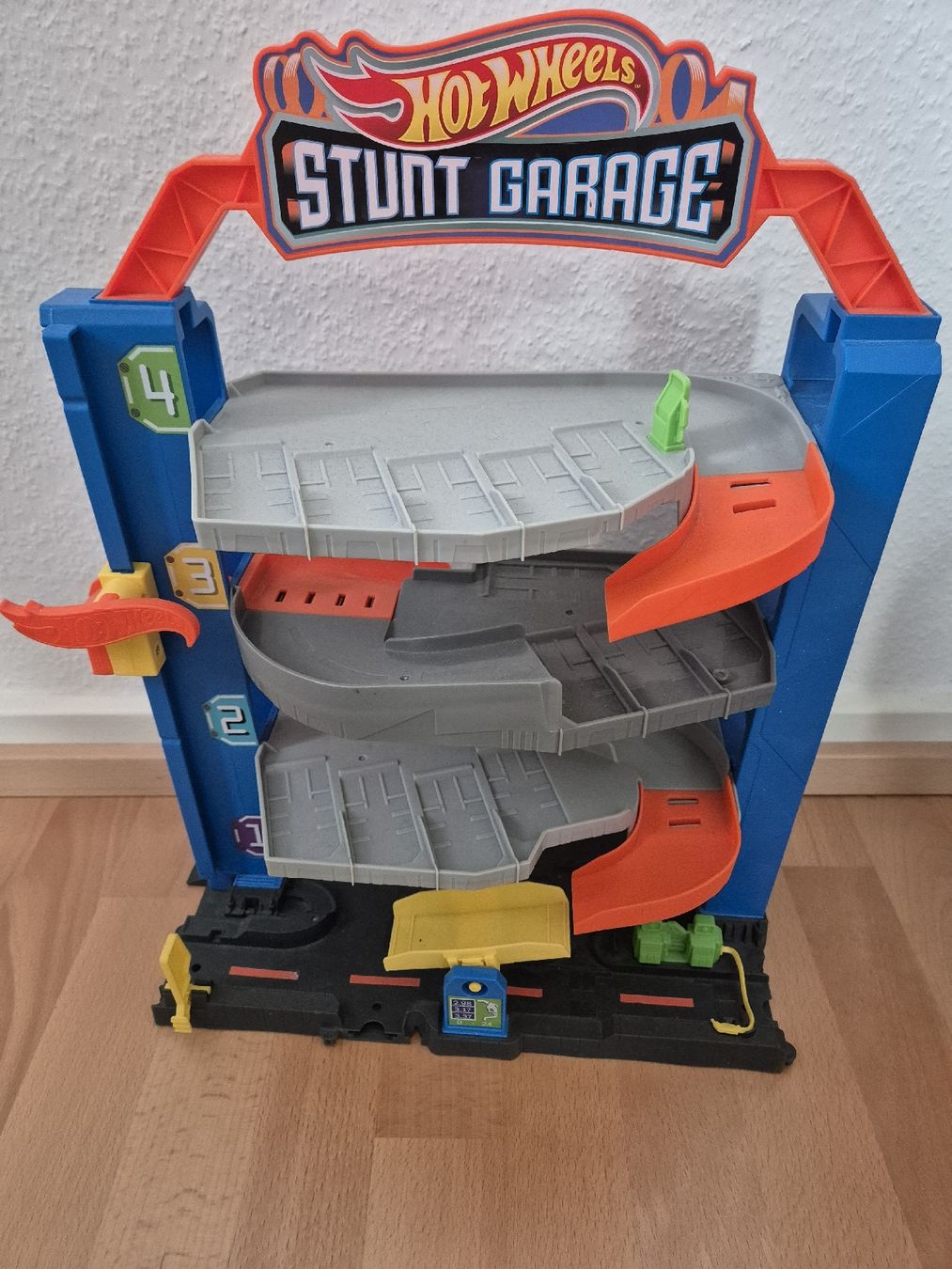 Hot Wheels Giocattoli: Hot Wheels Stunt Garage – Usato da Basel venduto da Extravagant1985