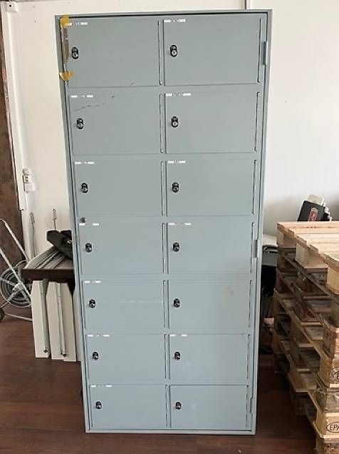 Armadi: Metalschrank mit abschliessbaren Boxen – Usato da Ziefen venduto da chr_6wmc