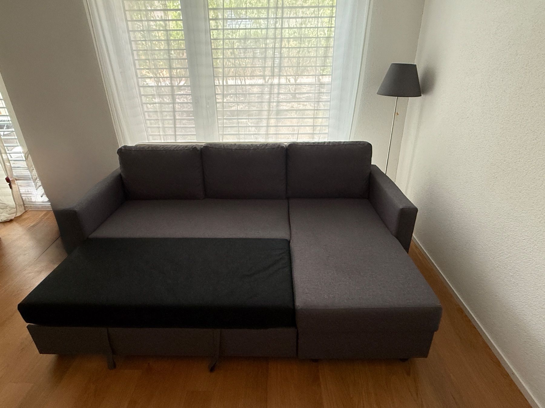 Divani: Neuwertiges Ecksofa mit Bettfunktion und Stauraum grau – Usato da Küttigen venduto da Darido 1