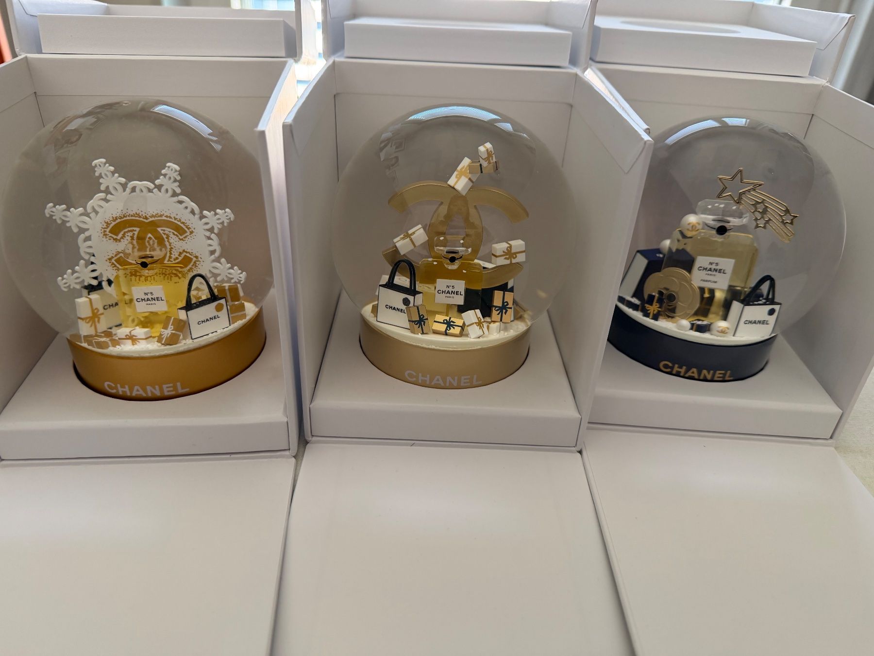 Tutte le decorazioni: CHANEL SCHNEEKUGEL Demo Kugel – Nuovo e nell'imballaggio originale da Allschwil venduto da Figidindia
