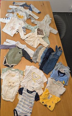Babykleidung-Set (28-teilig) in Größe 62/68 zu verkaufen