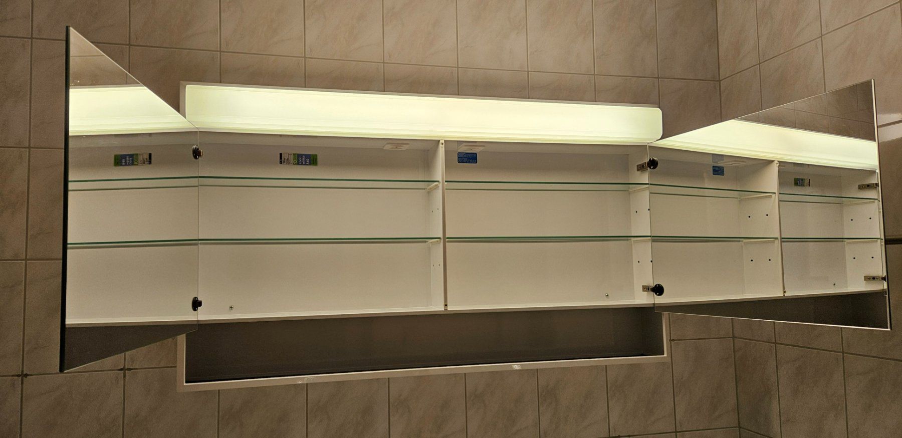 Armadietti a specchio: Doppel-Spiegelschrank mit Beleuchtung – Usato da Frick venduto da Personalmente 2