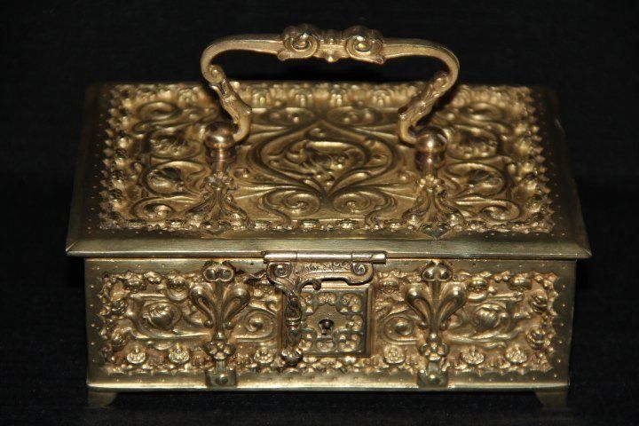 Truhen: Ancien coffret à bijoux en bronze . – Gebraucht aus Praz (Vully) von pikuluka1 2
