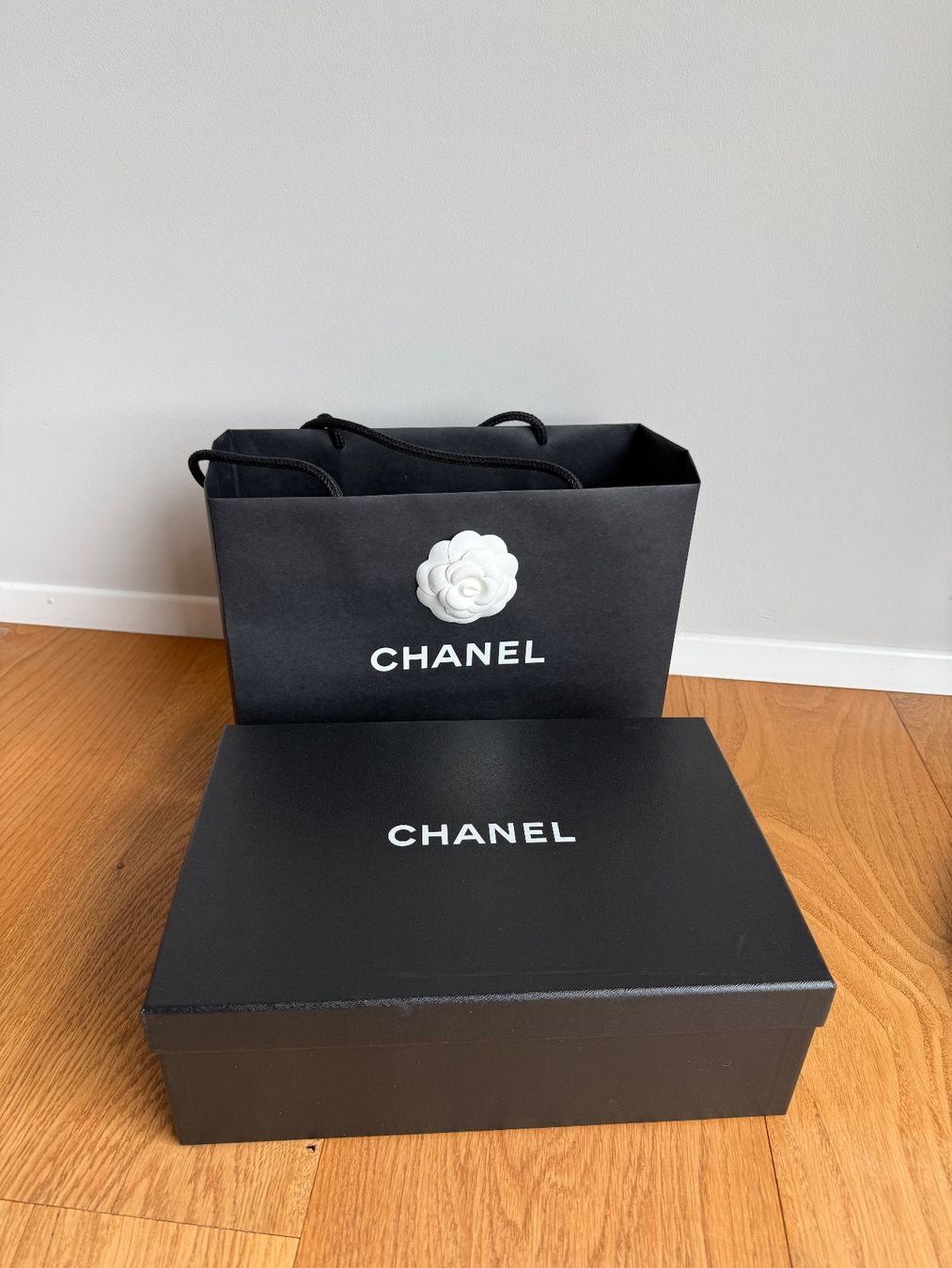 Chanel Sonstige Dekorationen & Accessoires: CHANEL Box + Papiertasche – Gebraucht aus Zürich von Pau76