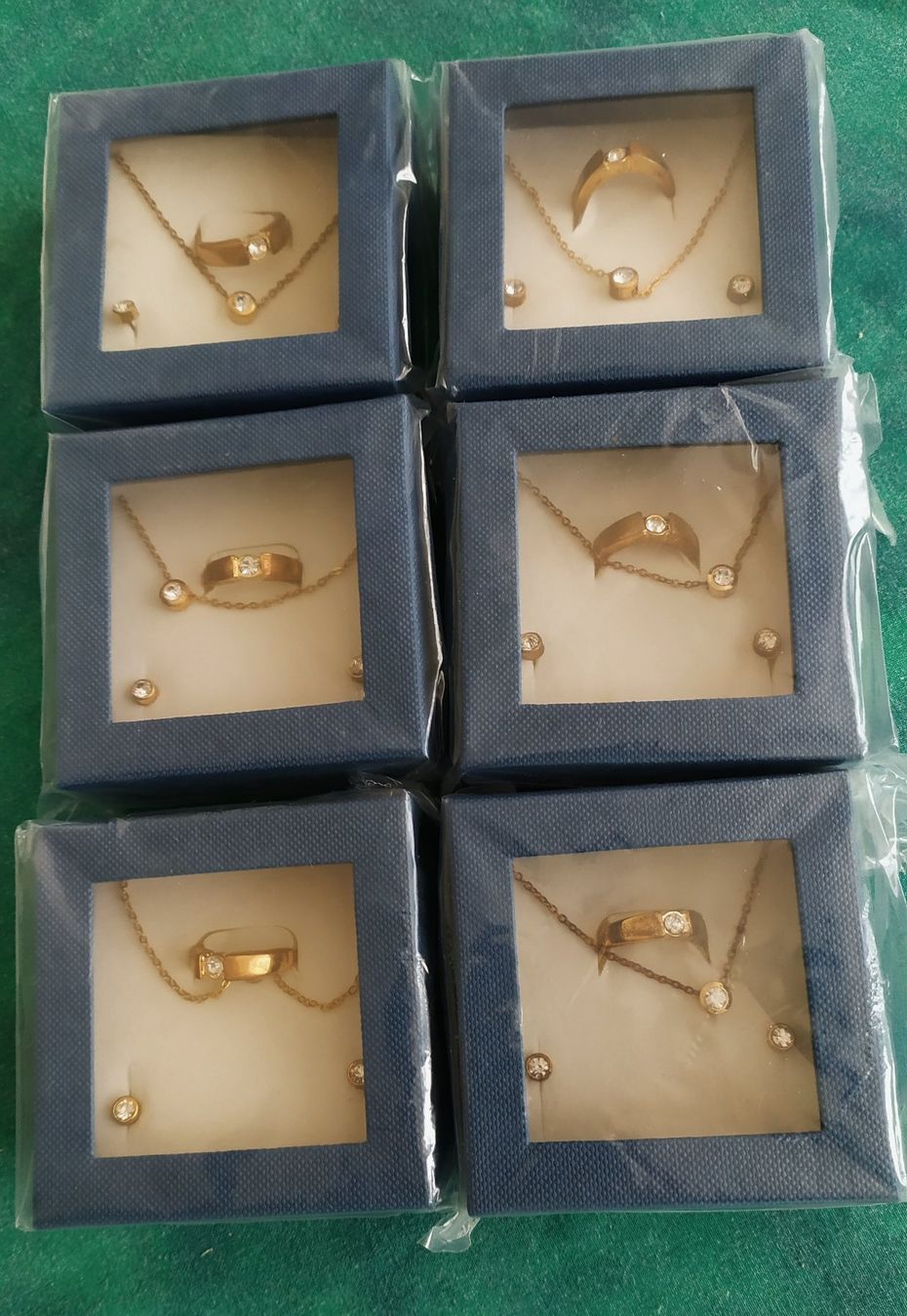 Altri gioielli: 6 Schmucksets Ketteli/Ring/Ohrstecker – Nuovo e nell'imballaggio originale da Chezard St-Martin venduto da Loucail