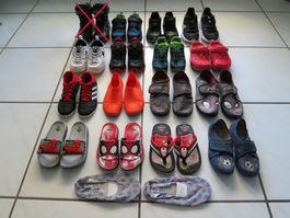 Schuhpaket: 18 Paar Schuhe für Kinder in Grösse 30 - 36