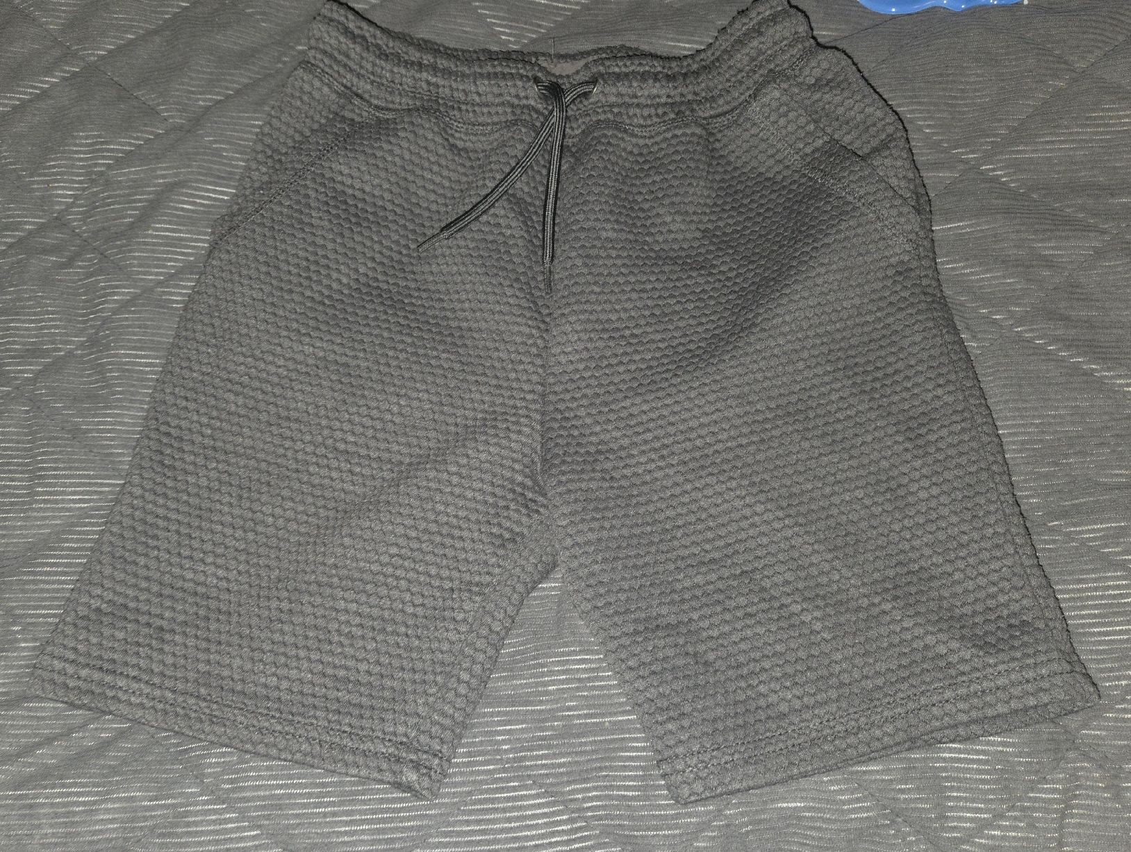 Pantaloni: kurue hose grau,  Grösse 134 – Usato da Utzenstorf venduto da Ernie_und_Bert