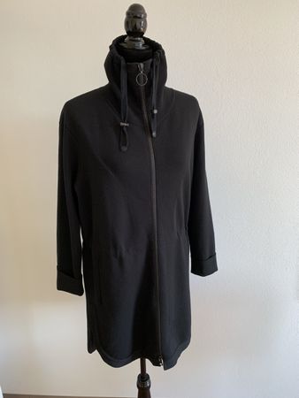 AKRIS punto: Schwarzer Wollmantel mit Reissverschluss, 36