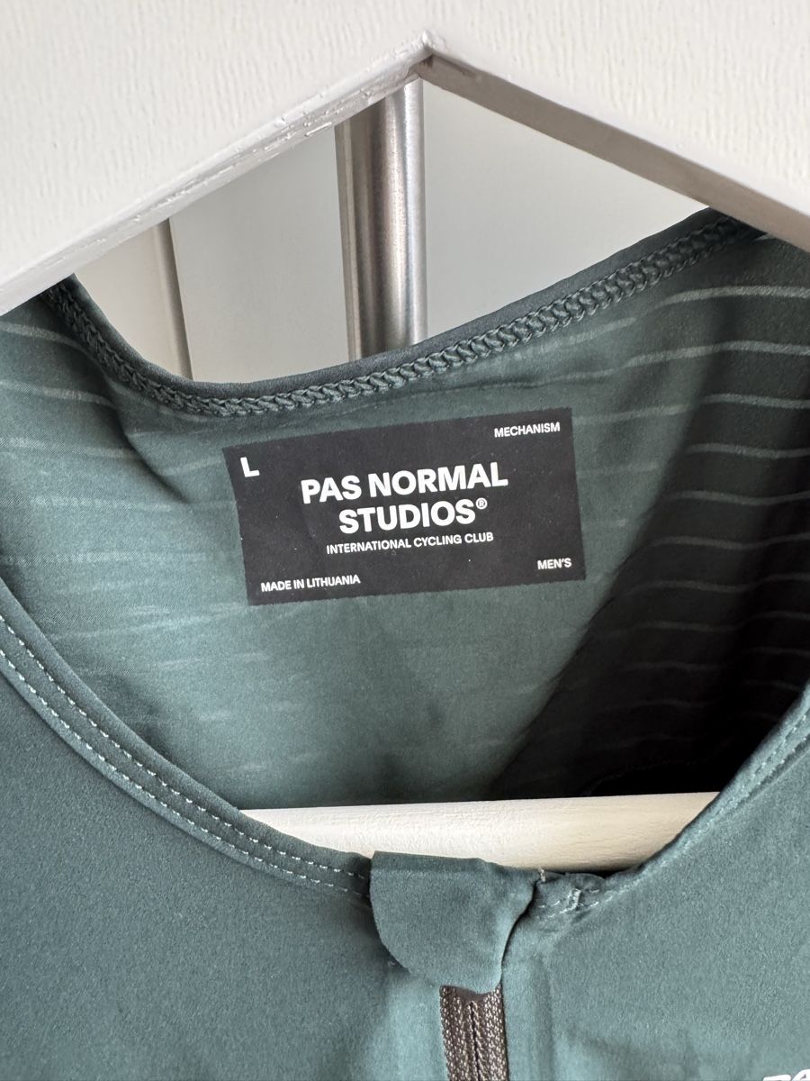 Pas Normal Studios Canottiere & Pantaloni: Pas Normal Studios Mechanism Pro Trikot Gr L – Nuovo (secondo la descrizione) da Hombrechtikon venduto da Sven_Gerber 2
