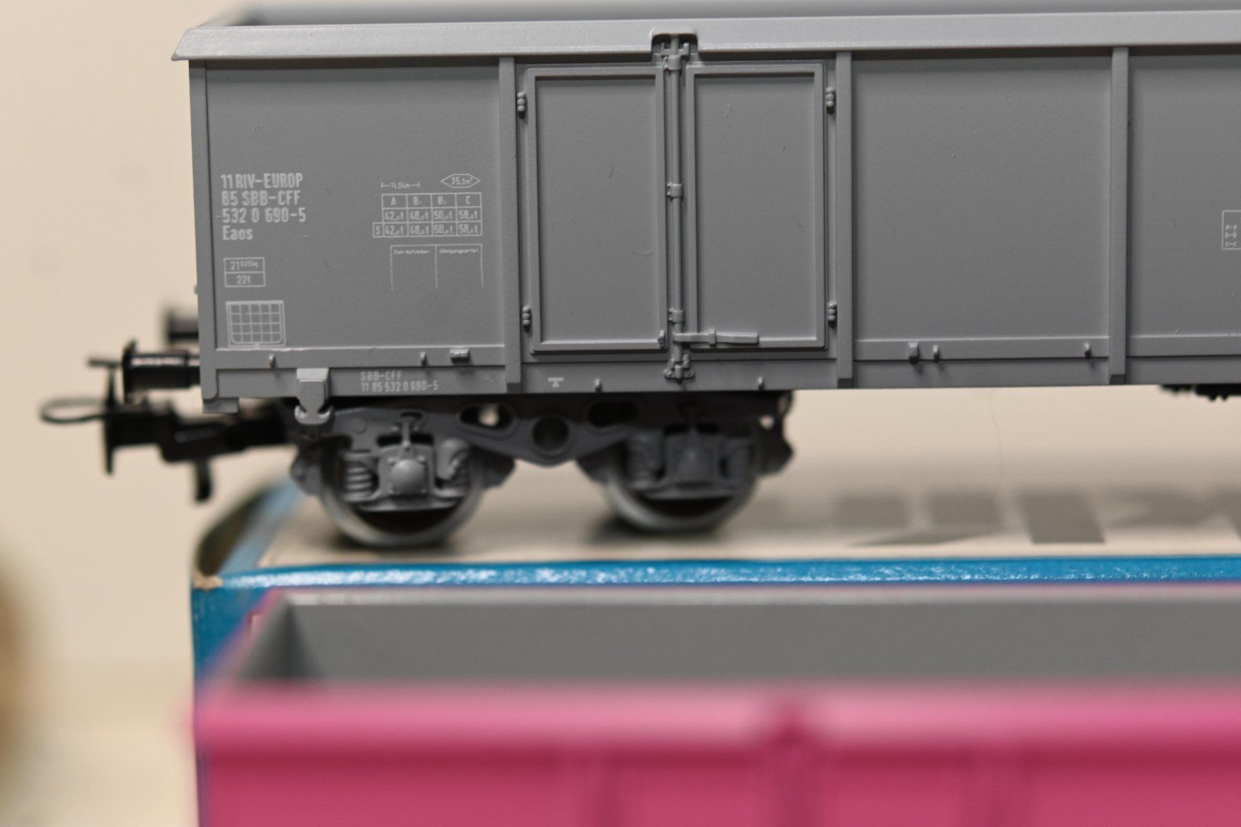 Märklin Modellini di ferrovie: Marklin H0/AC  2 Eaos  SBB Grau/Pink mit OVP – Usato da Laupen ZH venduto da Zmoewe 4