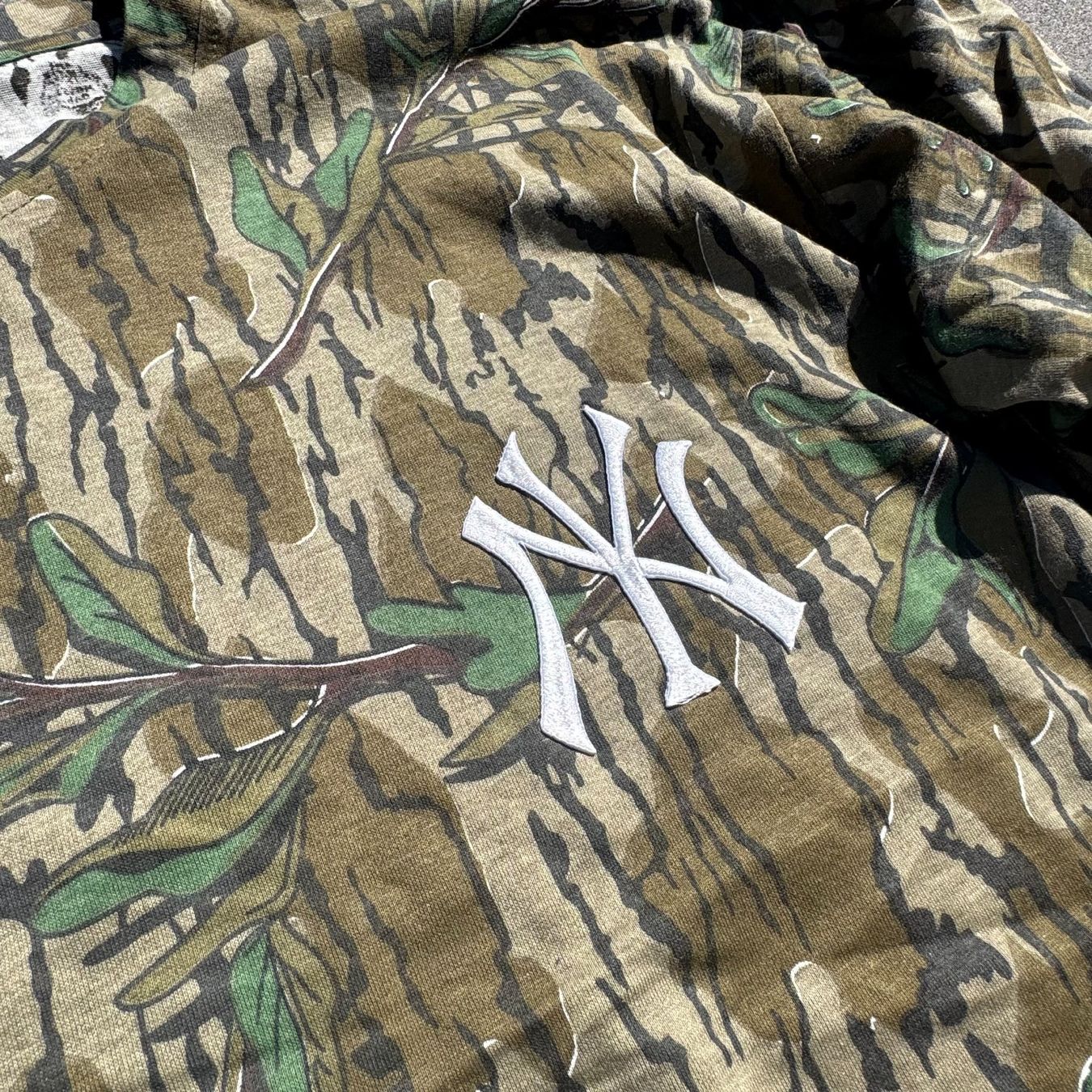 Maglioni & Felpe: Yankees custom made camouflage longsleeve – Usato da St. Gallen venduto da sourced_limited 1