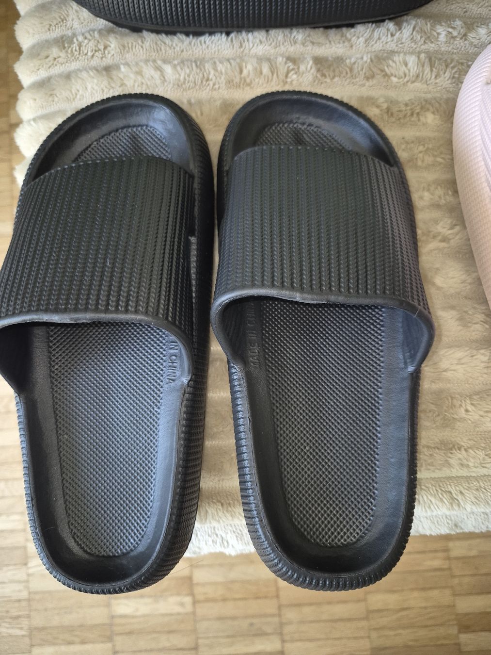 Scarpe da donna: Schwarze Slipper Grösse 39 neu – Nuovo (secondo la descrizione) da Au ZH venduto da fundgruebli