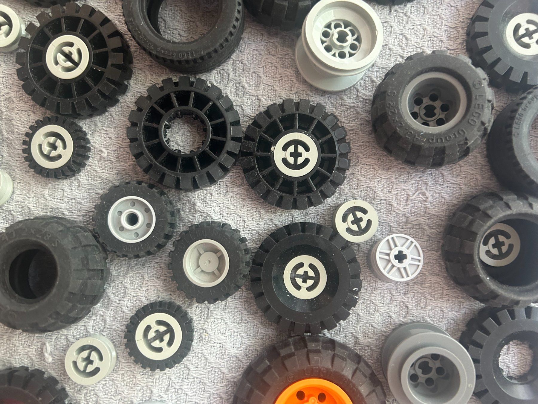 Lego Spielzeuge: 450 Gramm Lego Technik Räder – Gebraucht aus Volketswil von Daniel68ernst 2