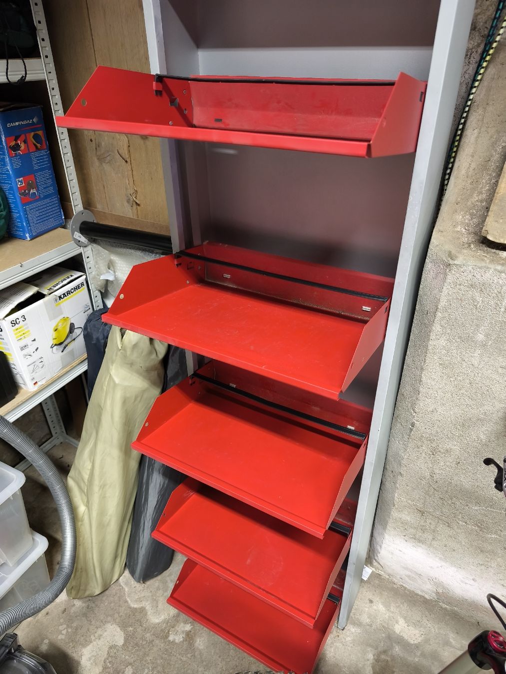 Armadi: Schuhschrank 5 Fächer rot Metall – Usato da Biezwil venduto da Nightfly01 1