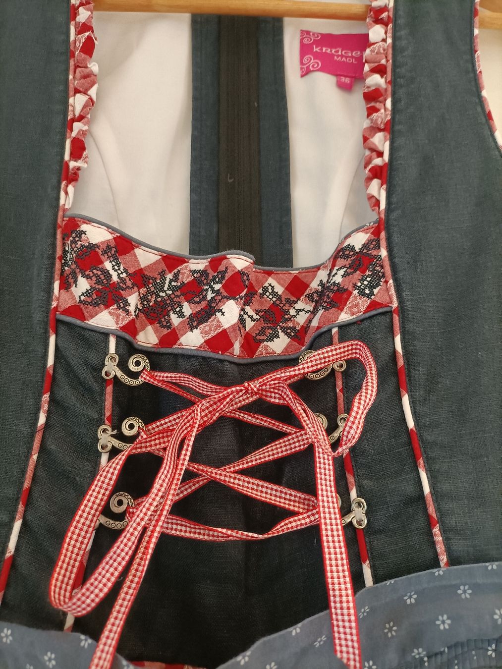 Costumi: Dirndl Krüger Madl mit Bluse Grösse 36 – Usato da Egnach venduto da TTLL 4