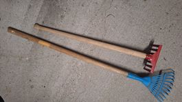 2 Kinder Rechen ,Holz /Metall rot ,blau