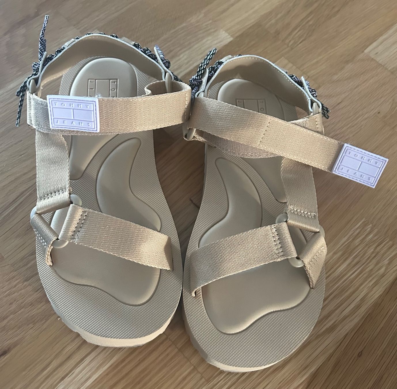 Tommy Hilfiger Damenschuhe: Tommy Hilfiger Sandale, Beige, Neu – Neu (gemäss Beschreibung) aus Feuerthalen von cel_ine13
