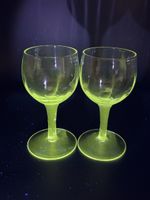 2 Verres vintages verre Manganèse fluorescent verts