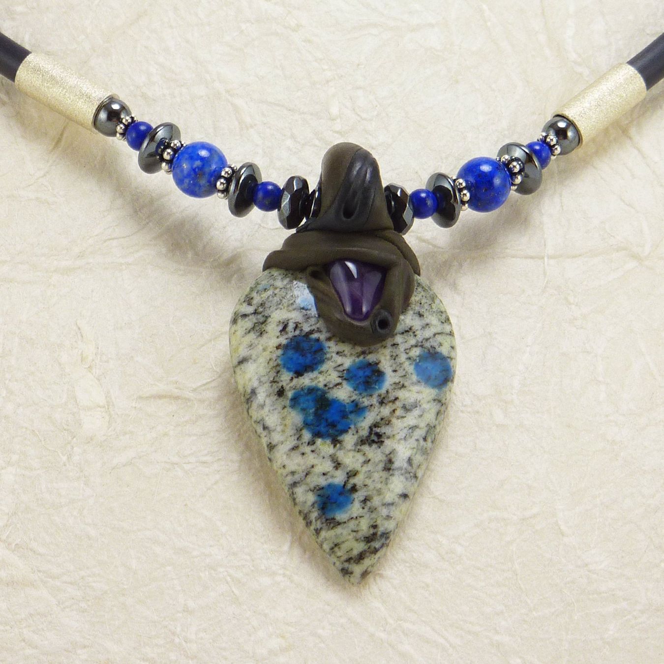 Catenine: Azurit Halskette mit Amethyst auf Kautschukband – Nuovo e nell'imballaggio originale da Meilen venduto da Kaleidoskopia