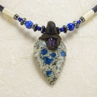 Azurit Halskette mit Amethyst auf Kautschukband