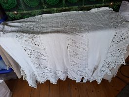 Alte, Vintage, gehäkelte+gestrickte Decke mit Spitze weiss