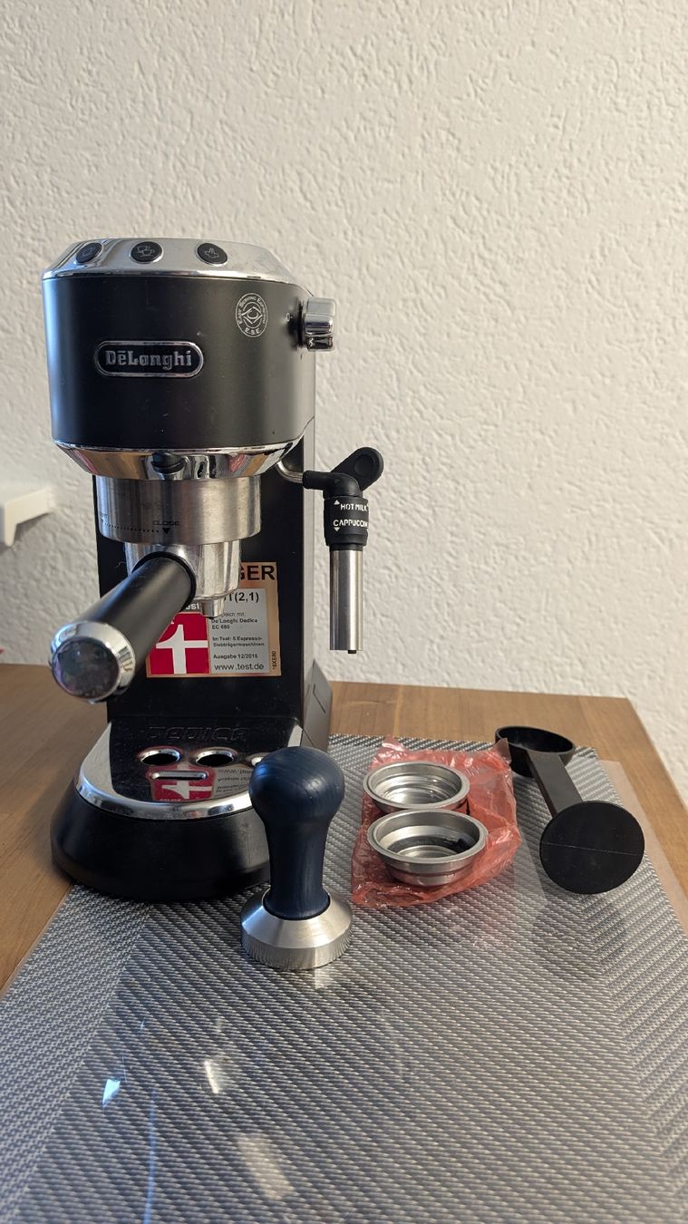 De'Longhi Machines à café & Machines à expresso: DeLonghi Dedica  EC685.BK Espressomaschine – D'occasion à Neuhausen par Abcd_1 2