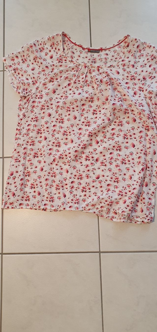 Blusen: Sommerliche Bluse oder Top, Grösse 44, neuwertig! – Gebraucht aus Einsiedeln von sus_8gdc 2