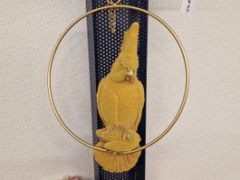 Papagei Gelb geflockt in Ring Gold zum Hängen