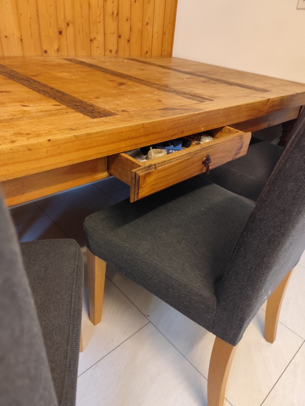 Set de table et chaises: Holztisch mit 4 Stühlen – D'occasion à Küssnacht am Rigi par run_bpc7 1