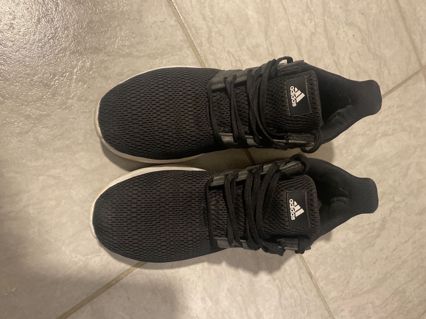 Adidas Chaussures hommes: Adidas Laufschuhe Gr.42 – D'occasion à Wangen b. Olten par janfon