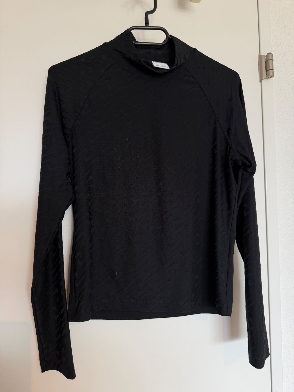 Nike Tops: Nike Langarmoberteil mit Logo-Muster schwarz - MEGA! – Gebraucht aus Pfäffikon SZ von ansyyy 1