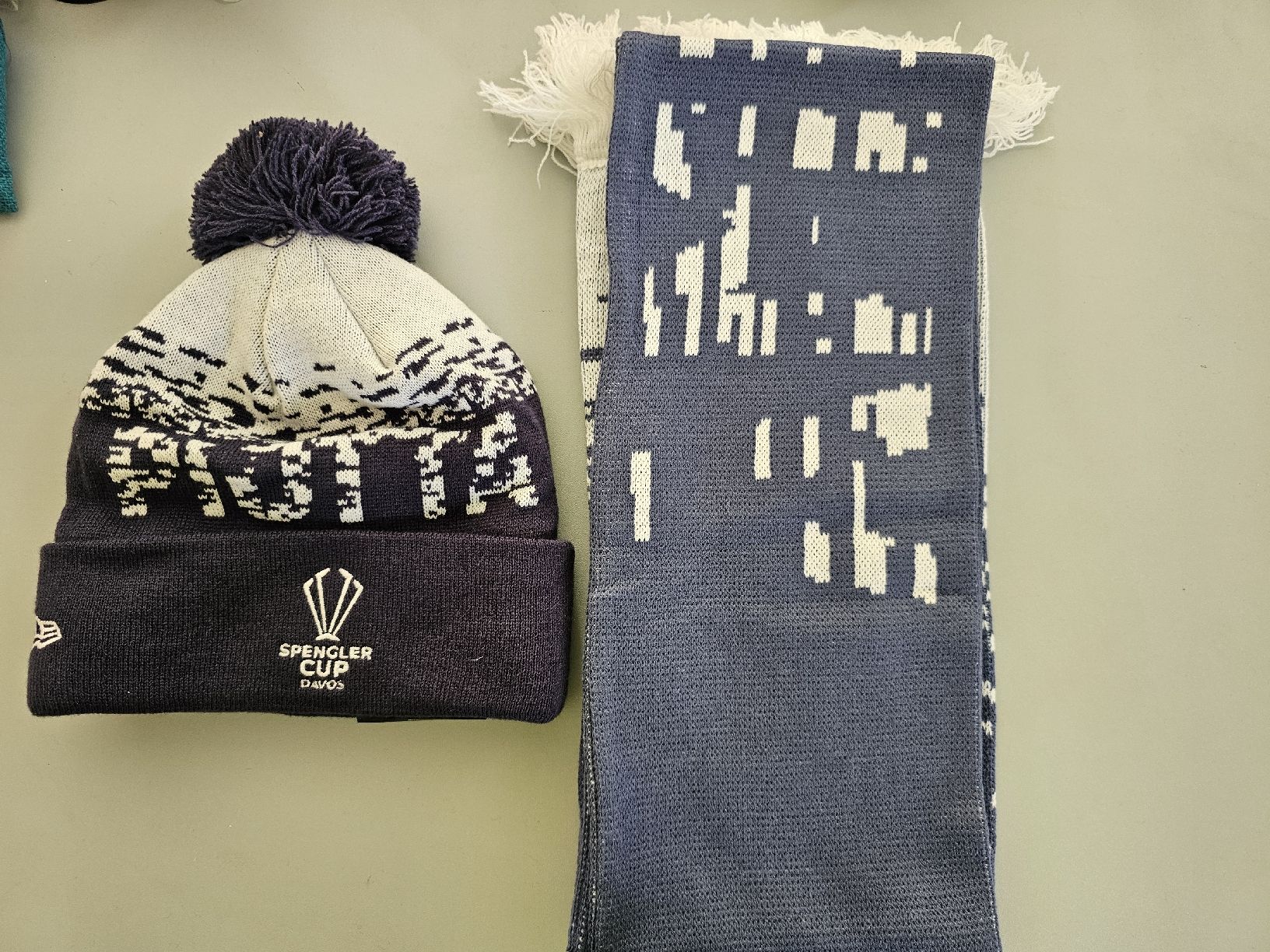 Foulard & Sciarpe: HCAP cuffie e sciarpa Spengler cup 2024 – Nuovo e nell'imballaggio originale da Zollikofen venduto da Ruzzina 1