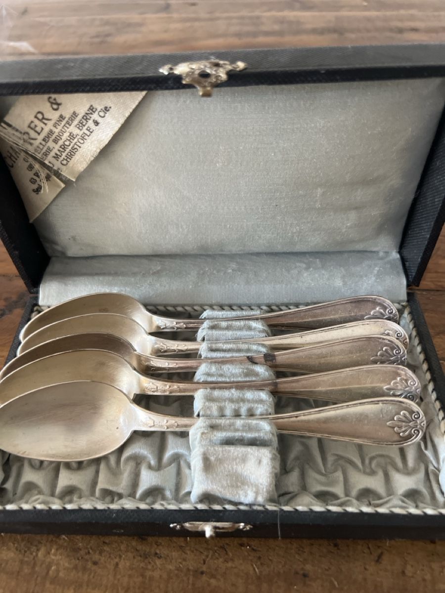 Christofle Cucchiai: 5 Christofle Marly Kaffeelöffel versilbert mit Original Etui – Usato da Bolligen venduto da Solina12