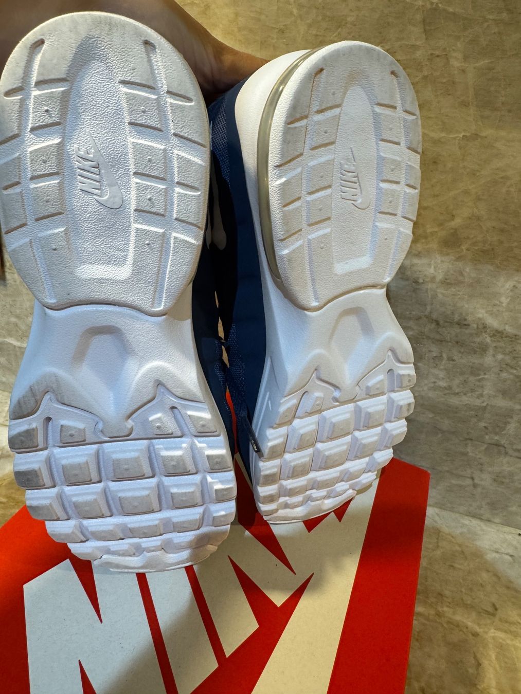 Nike Chaussures garçon: Nike basket T37.5 – D'occasion à Conches par chn_hgl6 5