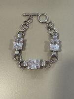 Elegantes Armband mit Zirkonia Steinen – ein Hingucker!