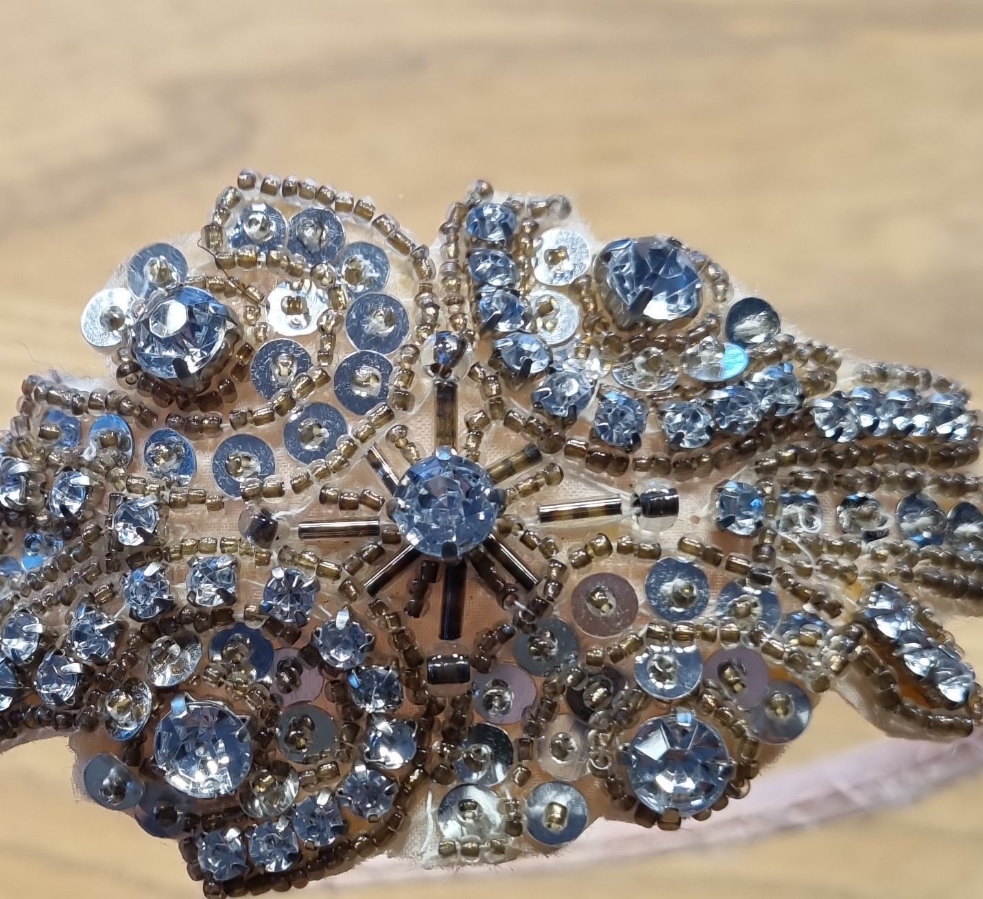 Accessori per capelli: Wunderschönes Haarband mit Perlen und Pailletten – Usato da Küsnacht ZH venduto da Alpingo23