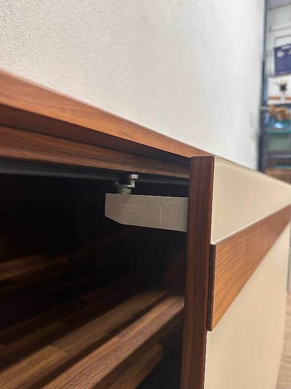 Team7 Cassettiere: Team 7 Cubus Sideboard Nussbaum Glasfront 240 cm – Usato da Obernau venduto da Arche_Noah_Brocki 2